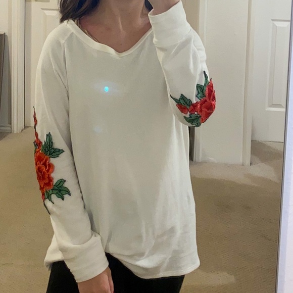 Windsor Sweaters - Windsor White Oversized Scoop Neck Rose Detailing Long Sleeve Sweater Size XS